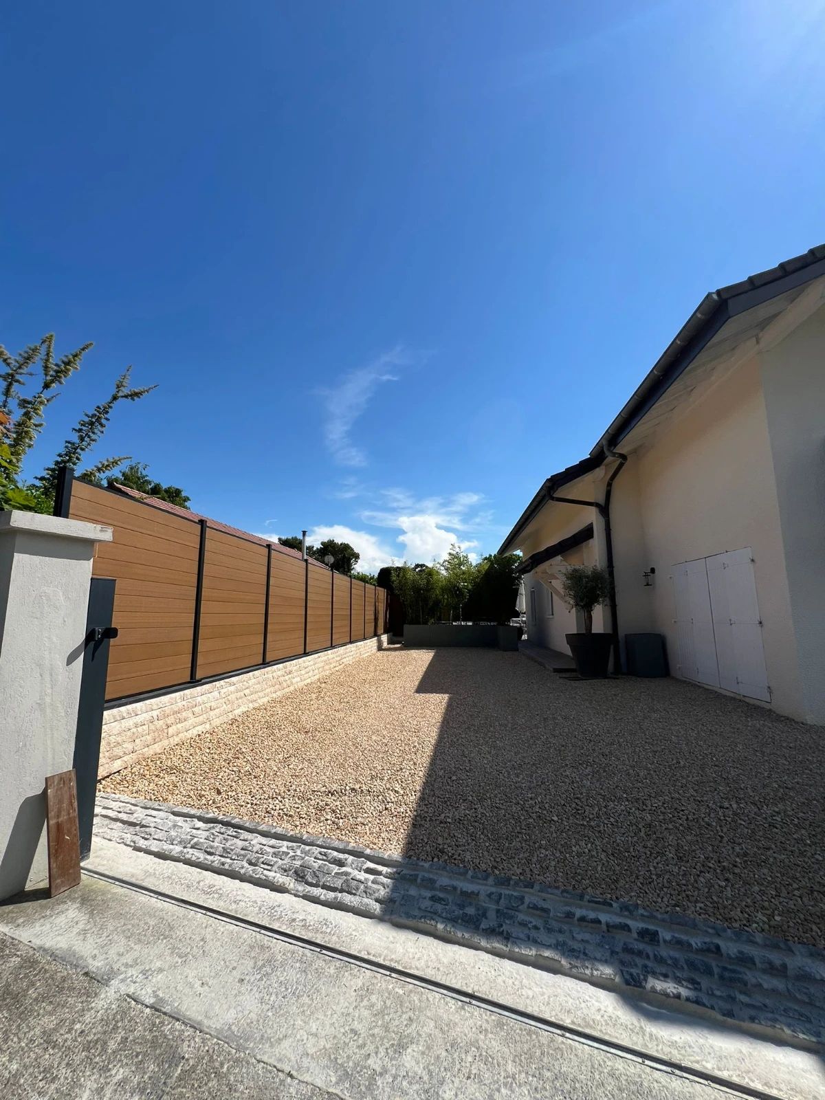 Pose de clôture et gravillon à proximité de Collonges-Sous-Salève.